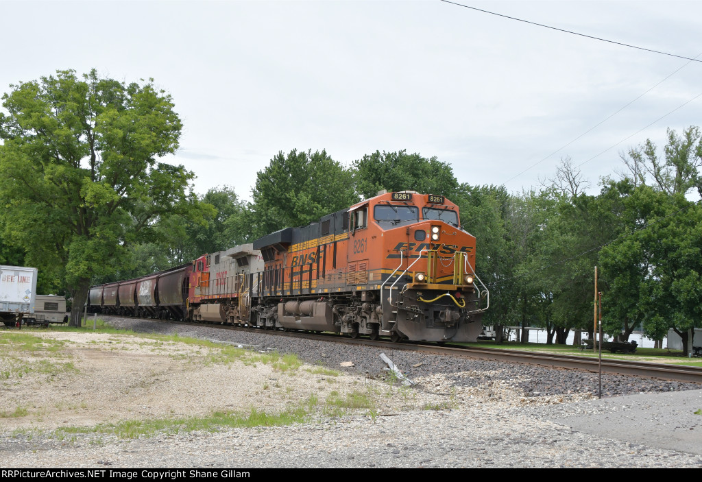 BNSF 8261